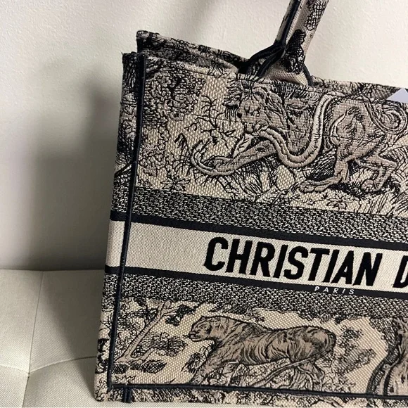 139 Pre Owned Auth CHN DIOR 3D Embroidered Dioriviera Tote Bag Blue 50.MA.0262 - Picture 9 of 9